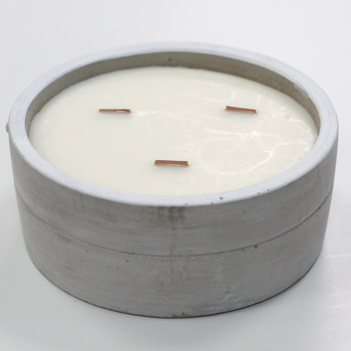 Concrete Woodwick Candle – Patchouli & Dark Amber